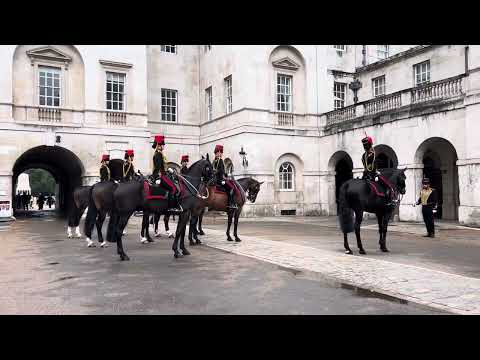 CHANGING OF GUARDS 🇬🇧#kingsguard #changingoftheguards #buckinghampalace #uk