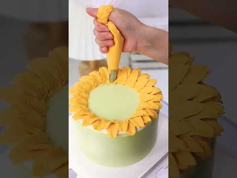 Bringing sunshine to the celebration with this sunflower birthday cake! 🌻🎂 #cake #sunflowercake