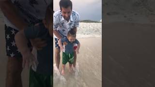 Baby playing with the waves 🌊 #adorablebaby #cutebaby #babylaughing #lifeatthebeach 👶🏻❤️🏖️