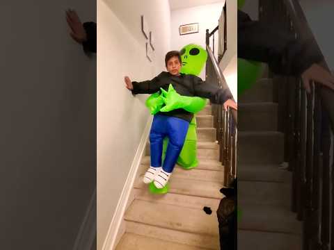 Alien took the boy ! #ytshort #alien #shortsinyoutube #halloweencostume #halloween #greenalien