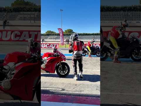 Riding the 2025 Ducati Panigale V4S 🚀 216HP - 187KG