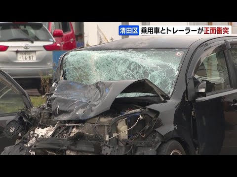 乗用車が反対車線に飛び出したか　トレーラーと正面衝突　20代から30代とみられる男性が負傷　トレーラーは道路標識や駐車していた車両にも衝突