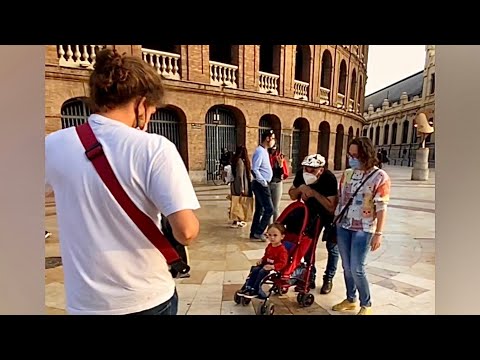 Little kid surprised by Street Performer in Valencia, Spain