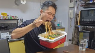 仕事が終わらないのでとりあえず辛ラーメン3玉とステーキで栄養補給する