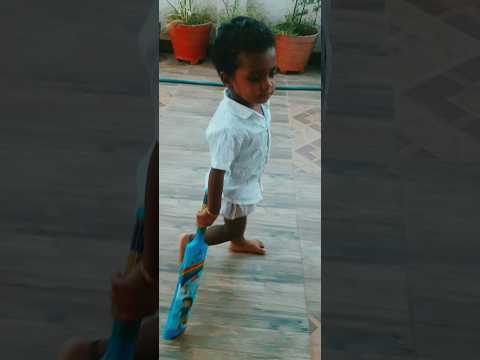 Poorvansh playing with bat and ball cutely/Poorvansh బ్యాట్ మరియు బాల్‌తో అందంగా ఆడుతున్నాడు/Shamshu