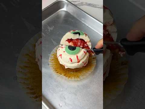 Spooky eyeball cupcakes for Halloween!! 👁️👻