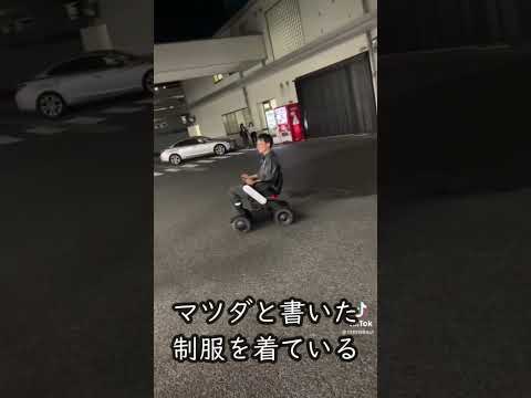 身体障害者の真似をし仲間と遊ぶ男、自動車メーカーの社員？　#ショート