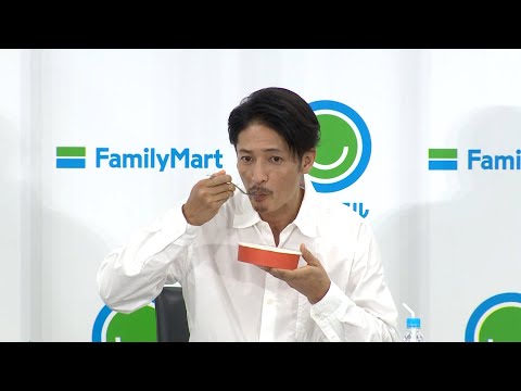 玉木宏、吉田鋼太郎、八木莉可子、新旧商品食べ比べ ファミリーマート　新プライベートブランド「ファミマル」発表会