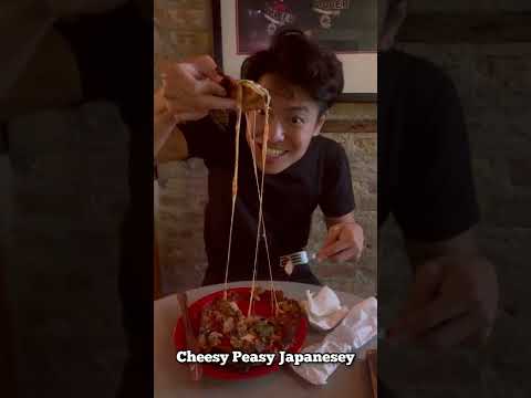 Japanese guy tries Chicago Deep Dish Pizza for the first time🇺🇸