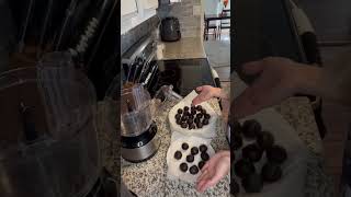 Oreo Truffles 🖤🤍🖤 #subscribe #easyrecipes #funtreats #holidayfun #familyfavorite #funrecipes