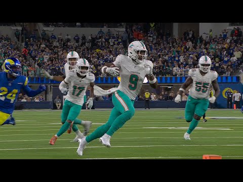 Jonnu Smith's 33-yard catch and run gets Fins to Rams' 1-yard line