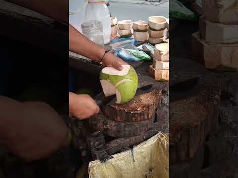 SUPER AMAZING COCONUT PEELING ASMR #satisfying #streetfood #youtubeshorts @GatchieJr33