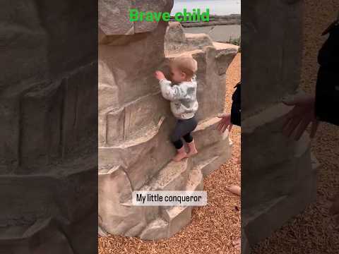 OMG. cute baby on hill. क्यूट बेबी ने केय कर दिया। देख लो🥰 #shorts #viral #ytshorts #cute #cutebaby