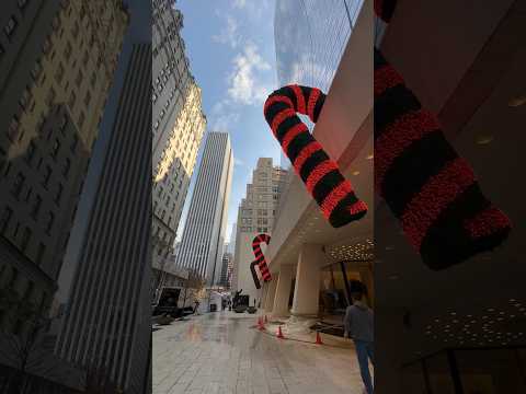 Christmas in NYC! Decorations on 5th Avenue! #4kwalk #nycwalkingtour #christmasinnyc