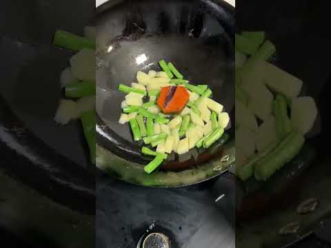 Chef Makes Stir-Fry With Bare Hands