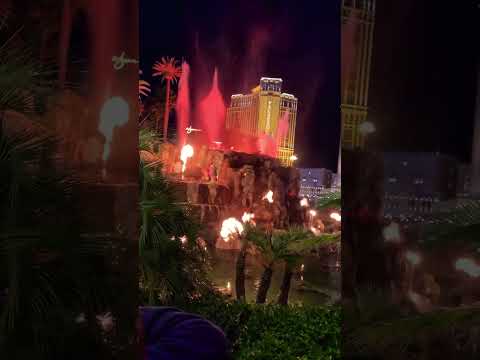 Experience the Mirage Las Vegas Volcano Show #Sincity #LasVegas