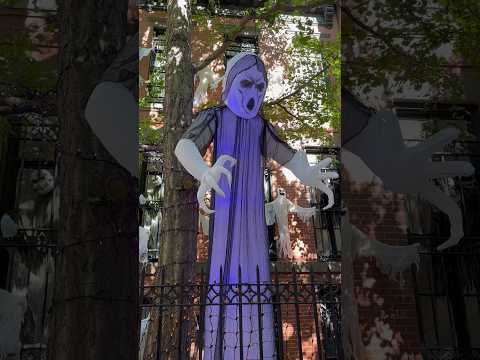 Halloween Decorations Upper East Side, Manhattan, New York City!🎃#4kwalk #halloween2023 #halloween