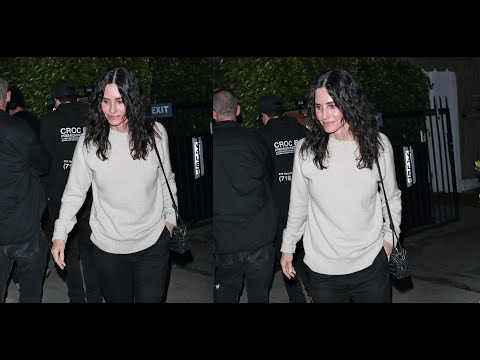 Actress Courteney Cox Steps Out For Dinner With Friends in Santa Monica!