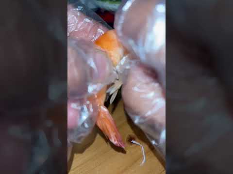 Delicious 😋 shrimps #shrimps #peeling #satisfying #delicious