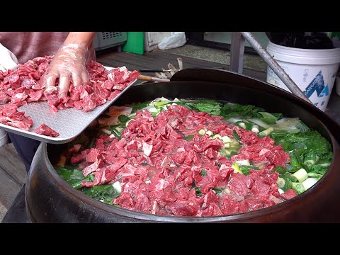 This Old Boss Does Not Skimp On Ingredients. Amazing Beef Bomb Rice Soup - Korean street food