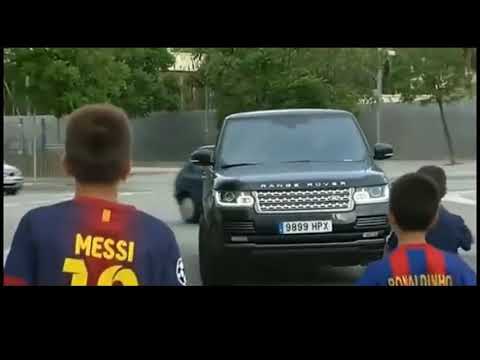 Lionel Messi stops the car and signs autographs to young fans