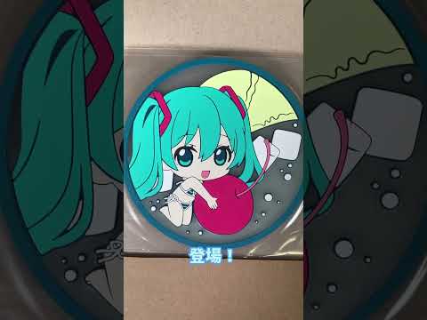 【フラットガシャポン】初音ミク クリアラバーコースターが登場！クリームソーダをイメージした爽やかなデザインのクリアラバーコースターです。