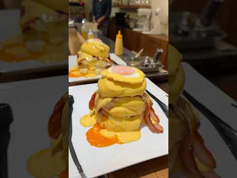 一度食べたら忘れられない至極のパンケーキ🥞米粉100%のふわもち生地に目玉焼き、べーコン、オランデーズソースがたっぷり！#大好物は高カロリー #japan #japanesefood #asmr