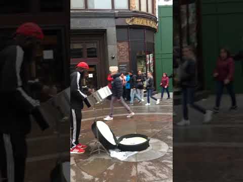 music 🎶 infront of Harrods, London.