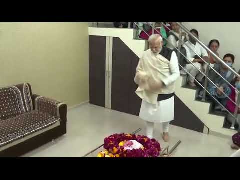 Pm Modi Mother death comes his house,