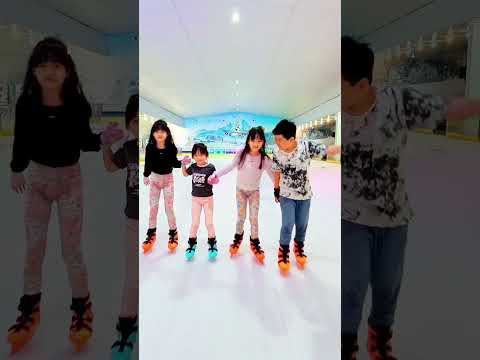 Ice skating day - fun day - Gwen & Glynne's world #iceskating #iceskatingfun #funday