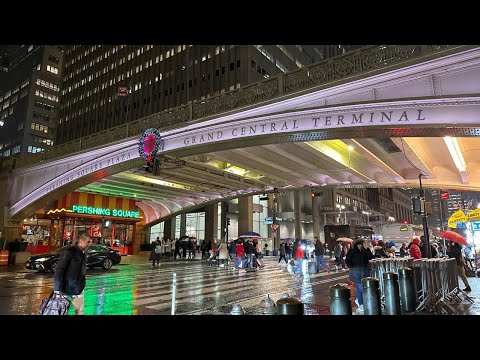 New York City live Holidays Season  Rainy Friday night 12/1/2023 6:00pm