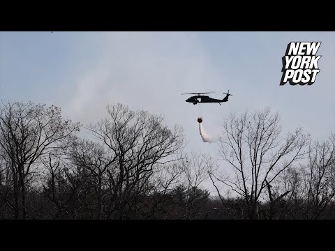 Helicopters pick up and drop lake water on NJ/NY fire