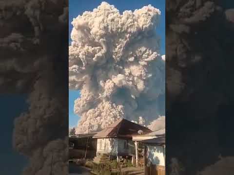 インドネシアのスマトラ島のシナブン山が噴火