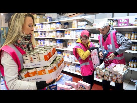 Helping FEED FAMILIES at a FOOD BANK *emotional 😥 Vlogmas 2022