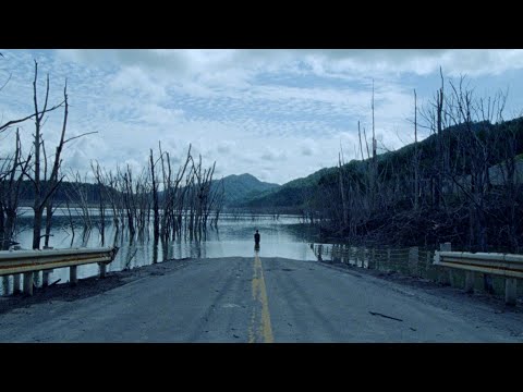 枯れた果てた木々に囲まれた湖から現れるのは、人間か怪物か？／映画『Underground アンダーグラウンド』特報