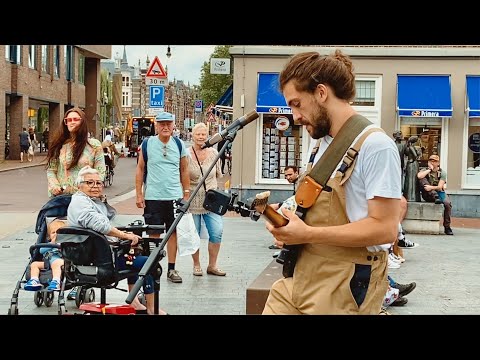 Street performer captivates audience with funky music - Borja Catanesi