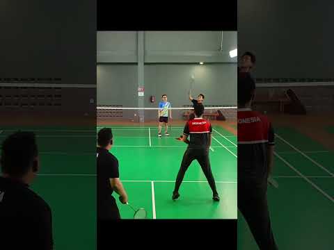 Kasi umpan ke lawan wkwkwkw #badminton #badmintonhighlights #badmintonpractice #shorts #shortvideo