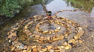 spiral fish trap,  Skill of stacking rocks to make fish traps, boy Khai traps stream fish to sell