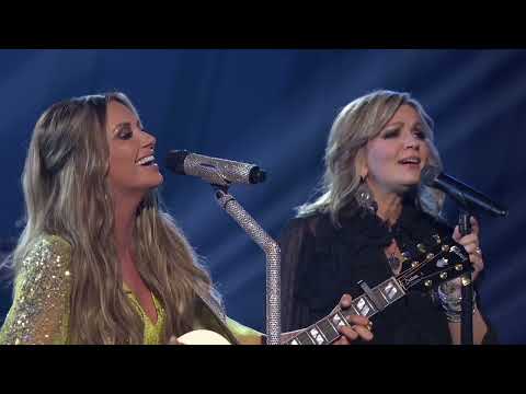 Carly Pearce - Dear Miss Loretta (Live from CMA Awards 2022)