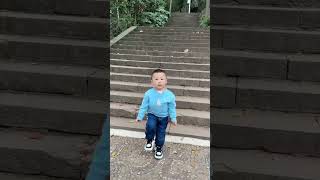 Cute Baby Imitates His Father And Climbs Up The High Stairs#comedy #cutebaby#funnyvideos#smile