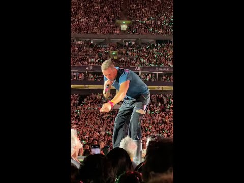 Coldplay frontman helps Sydney fan find the perfect spot