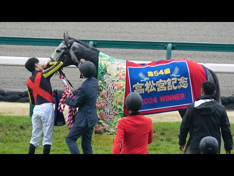 【高松宮記念2024】マッドクールをナデナデする坂井瑠星 【口取り式 現地】