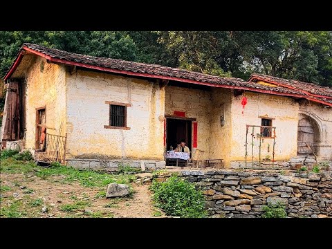 Guy Buys Abandoned Farmhouse for Cheap, Turns It Into a Gorgeous Home and Lives His Dream Life