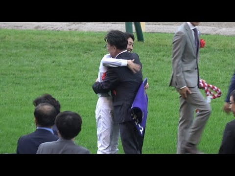 【天皇賞秋2024】松島オーナーと抱き合って喜ぶ武豊騎手 ドウデュース【現地 口取り式】