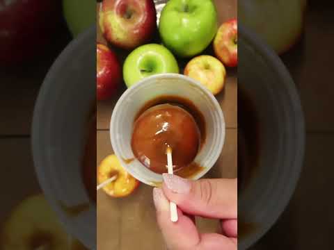 Homemade Caramel Apples for Halloween & Fall Festivities #shorts #falltreats