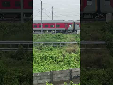 Sealdah Rajdhani Express going towards Sitarampur Junction #railfacts #trainlover #rajdhaniexpress