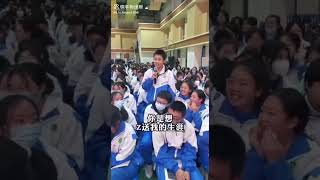 学生问“你觉得中国教育制度好吗？”每个人都笑了