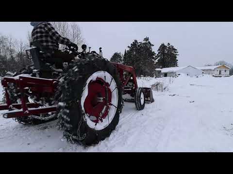 MOVING SNOW WITH THE FARMALL M. Cleaning the Workshop for winter workshop projects. Snow on the way.