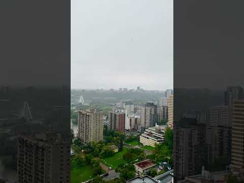 Enjoying the rainy day in Edmonton, Canada, where the streets move to the rhythm of raindrops. ☔️