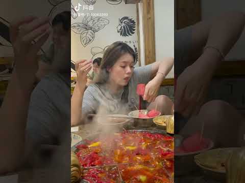 激辛鍋を食べた女子のスイカの食べ方が独特すぎるｗｗｗ【中国Tiktok】